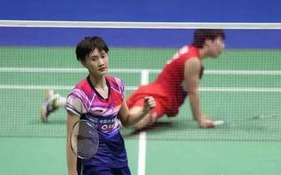 网球场上的 网球场上的